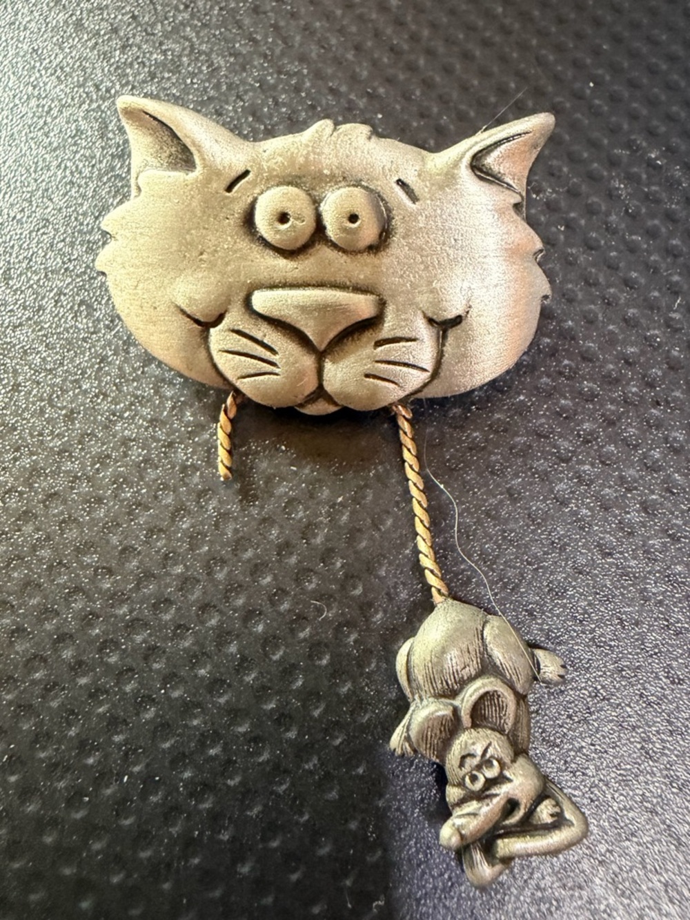 Cat with mouse pin in pewter from Jonette Jewelery.